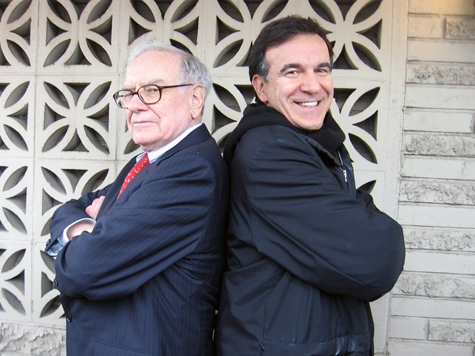 Dr. Athanassakos and Warren Buffett pose for a photo
