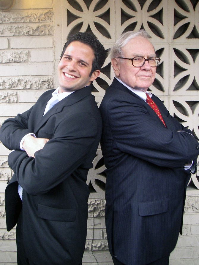 Caio Lewkowicz poses with Mr. Buffett