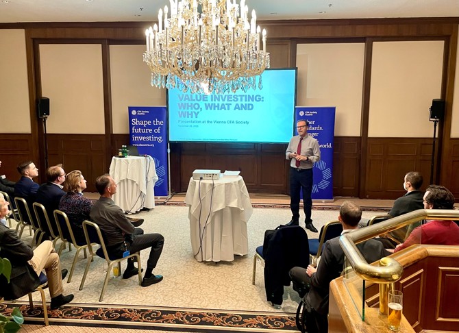 Dr. George Athanassakos presenting at the CFA Society in Austria