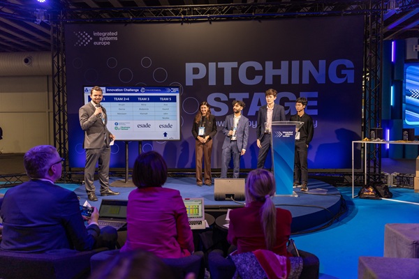 Kaamil Quidwai and Ana Baltenau making the pitch at the ISE Hackathon