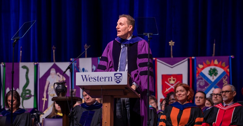 Honorary degree recipient Mitch Frazer addressing the graduates