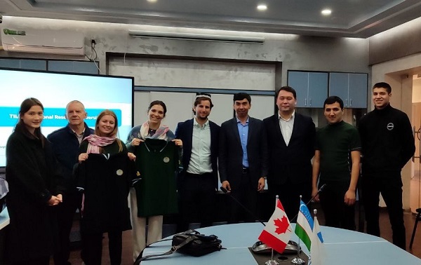 Group shot of Ivey students in Uzbekistan