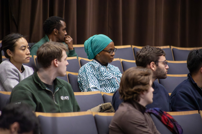 students watching Rupel