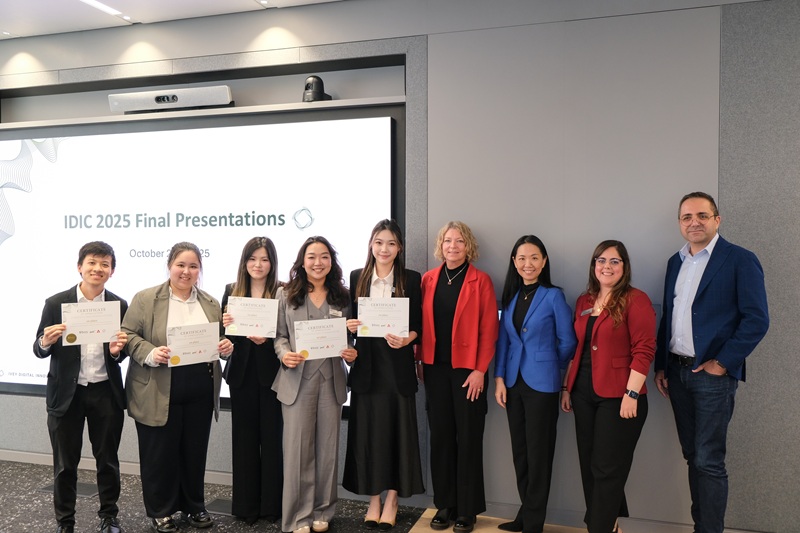 The IDIC winning team with IDIC sponsors and Ivey staff