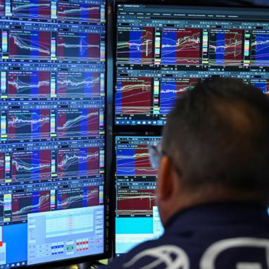 Which P/E ratio measures markets better: trailing or forward?
